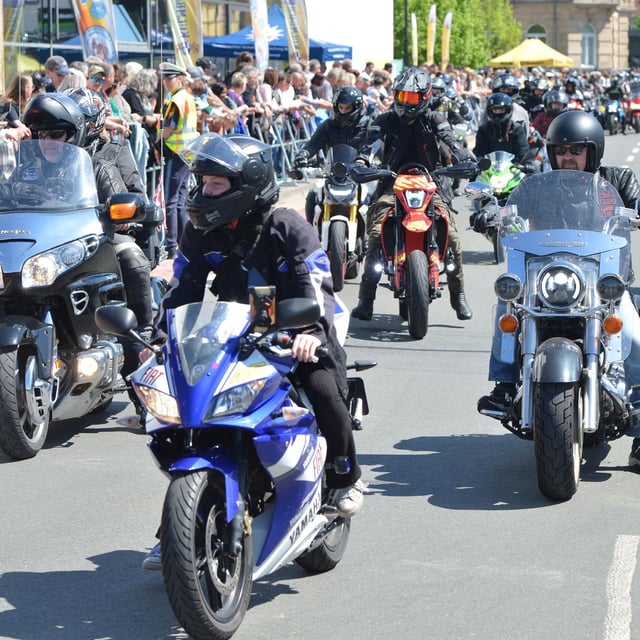Rund 35.000 Biker feiern Saisonstart in Kulmbach