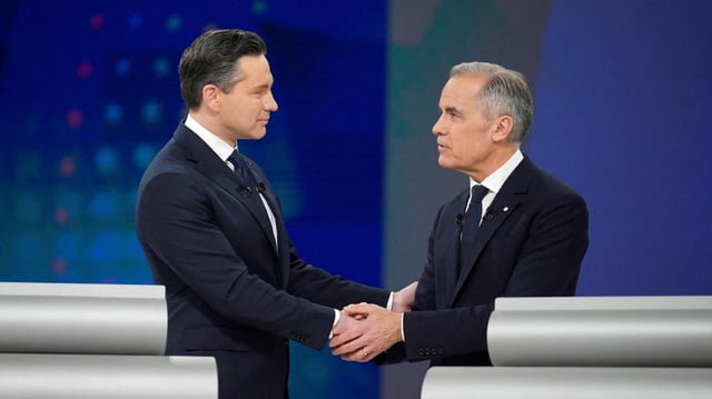 Poilievre und Carney geben sich bei einem Fernsehduell die Hand.