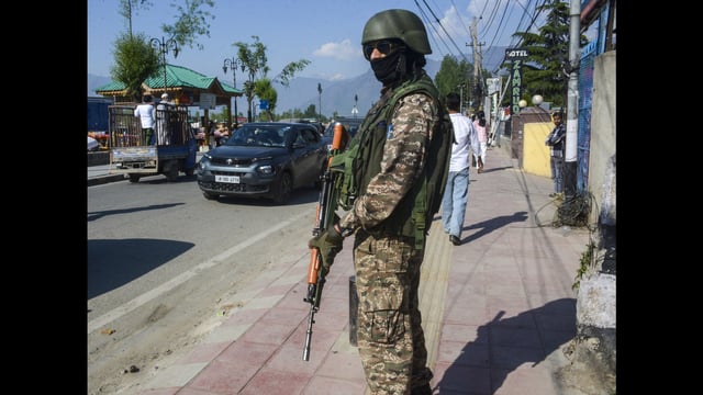 A security official stands guard at Boulevard Road, in the aftermath of the Pahalgam terrorist attack, in Srinagar, on Sunday. (PTI)