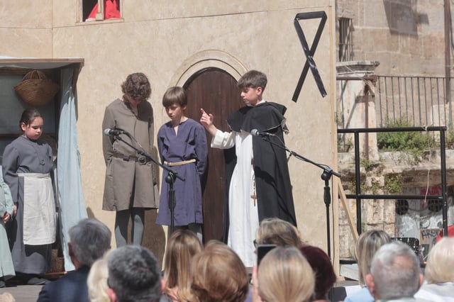 Varios niños respresentando uno de los 'Miracles de Sant Vicent Ferrer' este pasado sábado en València.