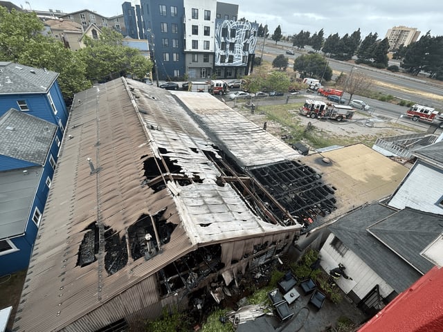 	   Oakland firefighters responded to a large warehouse fire Sunday morning that broke out at a downtown sewing business.