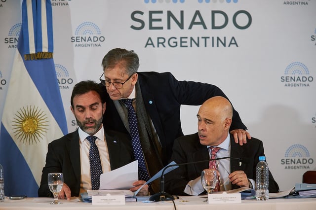 El jefe del bloque de LLA, Ezequiel Atauche, junto al presidente provisional del Senado, Bartolomé Abdala, y el jefe de la bancada radical, Eduardo Vischi, en el medio