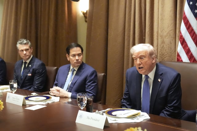 El presidente Donald Trump, de derecha a izquierda, habla mientras el secretario de Estado, Marco Rubio, y el secretario de Defensa, Pete Hegseth, escuchan durante un almuerzo bilateral en la Sala del Gabinete de la Casa Blanca, el 24 de abril de 2025, en Washington