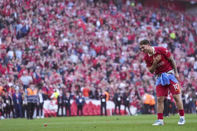 Alexis Mac Allister celebra el título de Liverpool en la Premier League ante los hinchas y con los colores argentinos