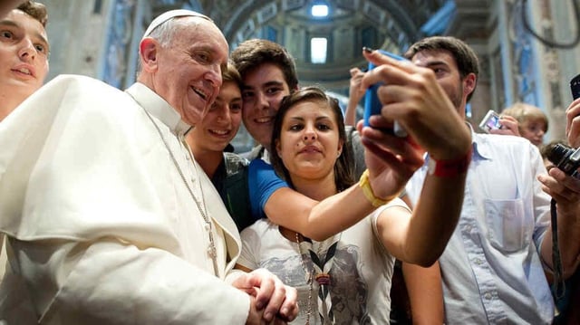 SELFIE PAPAL. Francisco se toma una autofoto con jóvenes italianos (AP).