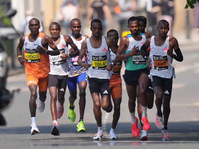 Corredores de élite masculinos, incluido el etíope Tamirat Tola, en el centro, durante el Maratón TCS de Londres, el domingo 27 de abril de 2025. (Yui Mok/PA vía AP)