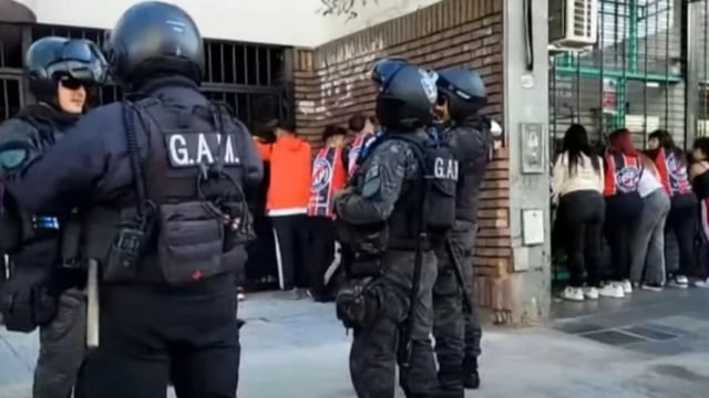 La policía secuestró armas blancas drogas y pirotecnia.