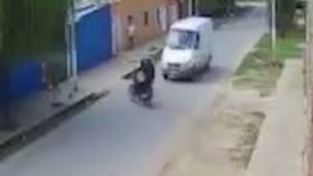 Merlo: un comerciante atropelló a dos motochorros que escapaban tras asaltar su local.