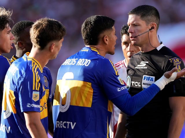 Marcos Rojo fue amonestado temprano y luego cometió muchos errores. Foto: AP