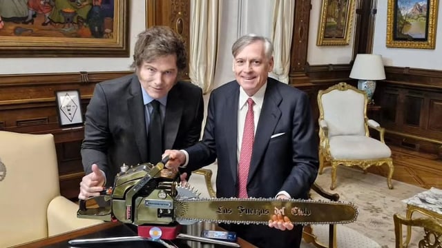Javier Milei y Huerta de Soto posaron para la ya clásica foto con la motosierra en Casa de Gobierno.