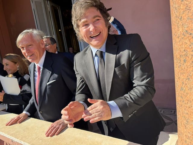 El presidente Javier Milei junto al economista Jesús Huerta de Soto, en el balcón de la Casa Rosada