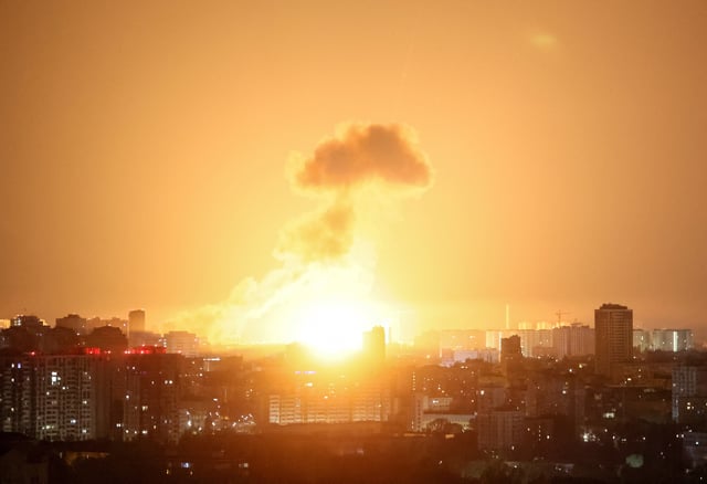 An explosion of a ballistic missile lights up the sky over the city during a Russian missile and drone strike, amid Russia's attack on Ukraine, in Kyiv, Ukraine April 24, 2025. REUTERS/Gleb Garanich/File Photo
