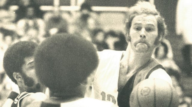 Former NBA player Stan Love  passes to Wes Unseld during his tenure with the Baltimore Bullets. (TNS file).