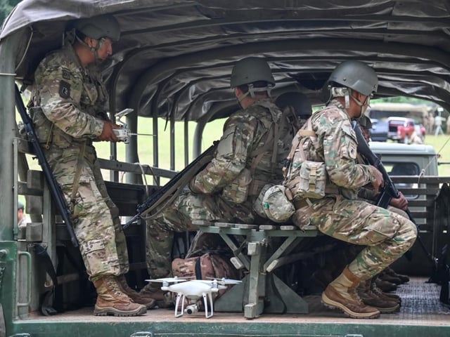Soldados del Ejército patrullan la frontera de Salta en camión, en el marco del Operativo Roca.