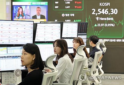 Officials work at a dealing room of Hana Bank in Seoul on April 28, 2025. (Yonhap)