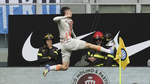 Matías Soulé festeja su gol que significó el triunfo de la Roma ante Inter.