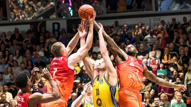 v. li. im Zweikampf Victor Bailey Jr. (Chemnitz), Jonas Richter (Chemnitz), Tim Schneider (ALBA) und Jeff Garrett (Chemnitz)