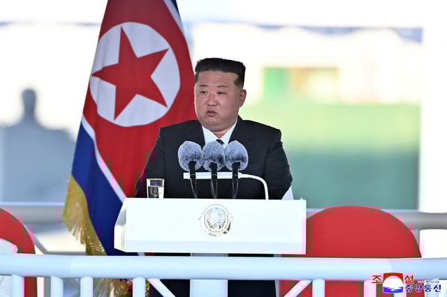 Le leader nord-coréen Kim Jong-Un au lancement d’un "nouveau destroyer multifonctionnel", à Nampo, en Corée du Nord.