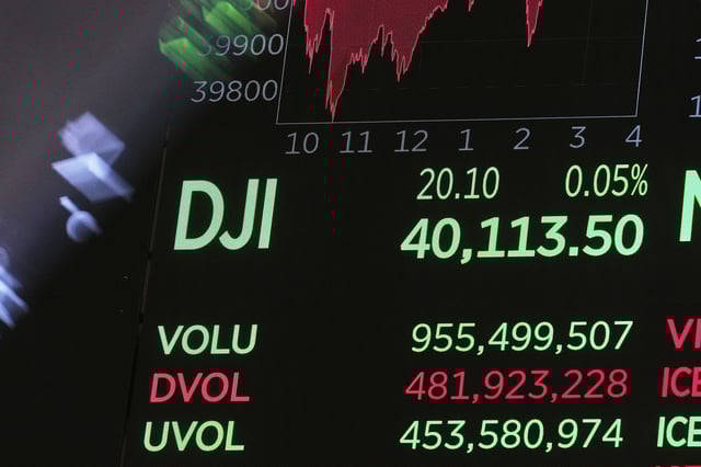 A board above the the trading floor of the New York Stock Exchange displays the closing number for the Dow Jones industrial average, Friday, April 25, 2025. (AP Photo/Richard Drew)