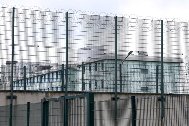 Attaques de prisons: une vingtaine d'interpellations ce lundi matin dans toute la France