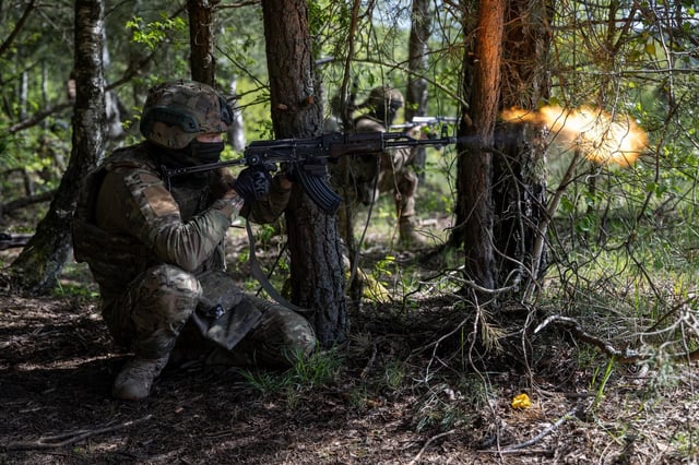 Un soldat ukrainien s’entraîne avec des militaires français, le 25 avril 2025 en Pologne.