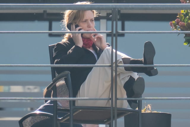 Die neue Bildungsministerin Karin Prien (CDU) bei einer Pause während der Sondierungsgespräche mit der SPD.
