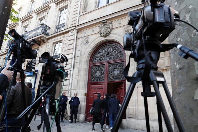 Des caméras de télévision devant l’hôtel où Kim Kardashian s’est fait dérober des bijoux, le 3 octobre 2016 à Paris
