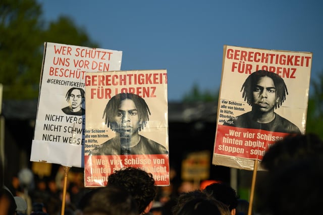 Schilder mit der Aufschrift „Gerechtigkeit für Lorenz“ sind bei einer Kundgebung zu sehen
