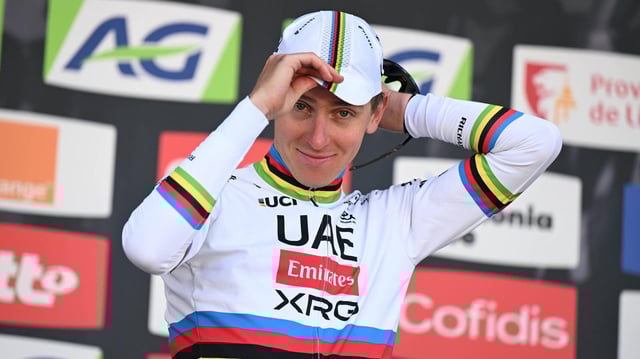 Sichtlich gut gelaunt: Tadej Pogacar auf dem Podium von Lüttich-Bastogne-Lüttich