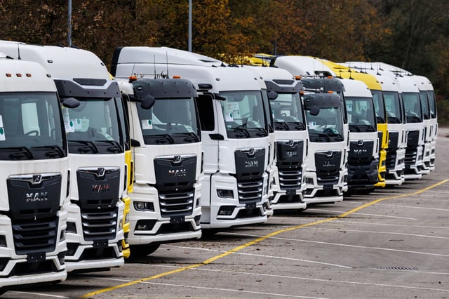 Zahlreiche geparkte Lastwagen vom Hersteller MAN Truck & Bus SE auf einem Parkplatz vom Werk in München (Bayern). MAN ist Teil der TRATON GROUP, einem der weltweit führenden Nutzfahrzeughersteller. Das Unternehmen MAN Truck & Bus SE konzentriert sich auf die Entwicklung, Produktion und den Vertrieb von Nutzfahrzeugen, insbesondere Lkw und Busse.