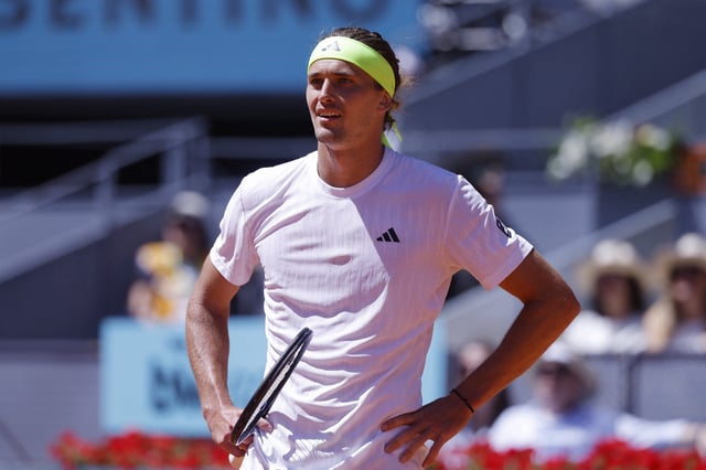 Tennis - Madrid Open - Park Manzanares, Madrid, Spain - April 27, 2025 Germany's Alexander Zverev reacts during his round of 32 match against Spain's Alejandro Davidovich Fokina REUTERS/Juan Medina