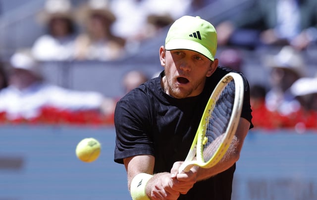Tennis - Madrid Open - Park Manzanares, Madrid, Spain - April 27, 2025 Spain's Alejandro Davidovich Fokina in action during his round of 32 match against Germany's Alexander Zverev REUTERS/Juan Medina