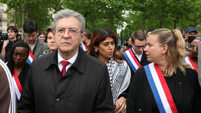 En vidéo, l'émotion de Jean-Luc Mélenchon après le témoignage d'une femme lors du rassemblement contre l'islamophobie