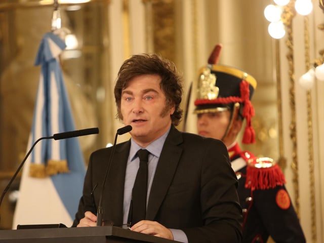 El Presidente Javier Milei condecoró con la Orden de Mayo al economista español profesor Jesús Huerta de Soto en Casa Rosada. / PRENSA