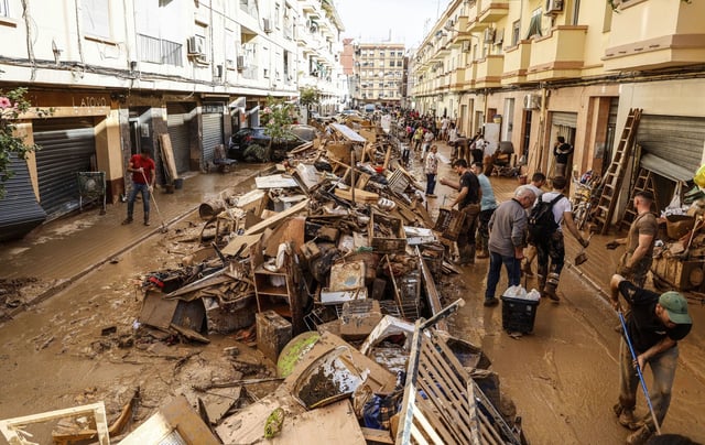 Vecinos y voluntarios limpian el barro en Paiporta, Valencia