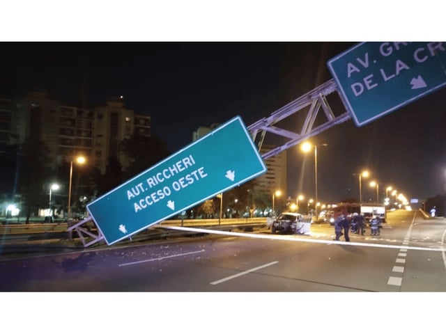 Una cámara de seguridad registró el momento de la brutal colisión (X/@jotaleonetti).