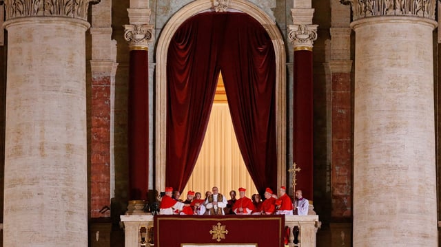 Le pape François à la loggia centrale de la basilique Saint-Pierre.