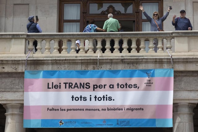 Pancarta en el Ayuntamiento de València por la ley trans en 2023.