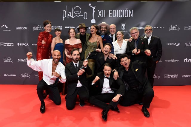 El equipo de Cien años de soledad, serie que se ha alzado con 3 premios Platino a Mejor serie, Mejor Interpretación Masculina (Claudio Cataño) y Mejor Interpretación Masculina de Reparto en Serie (Jairo Camargo) (X)