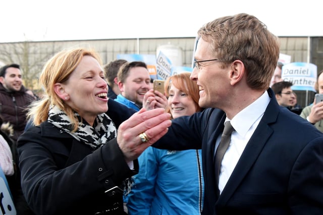 Lübeck, 25. April 2017: Prien begrüßt CDU-Spitzenkandidat Daniel Günther, bevor der ein Fernsehduell absolviert