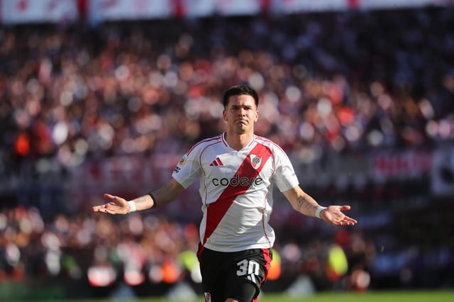 El festejo de Franco Mastantuono tras anotarle un golazo de tiro libre a Boca, este domingo en el Monumental