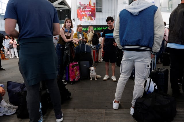 Des usagers du train attendent à la gare Joaquin Sorolla, après que des passagers ont été bloqués pendant une panne de courant qui a touché de grandes parties de l’Espagne, à Valence, le 28 avril 2025.