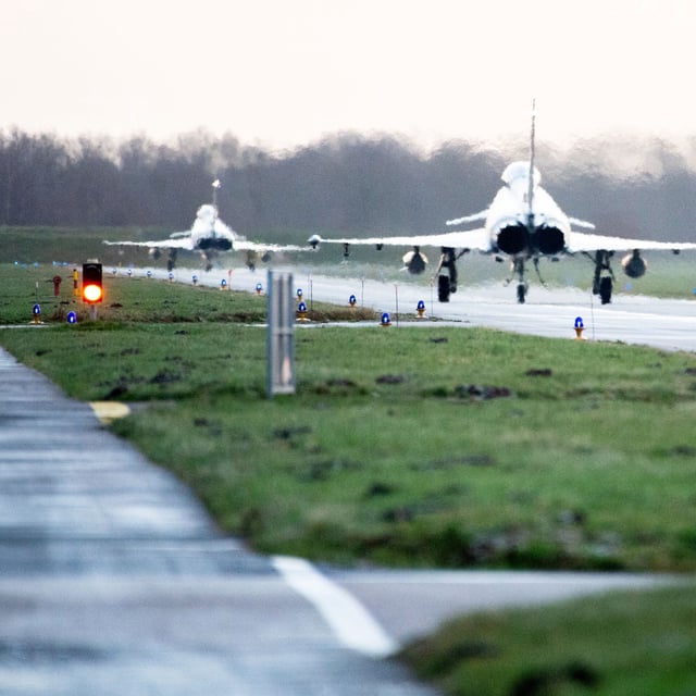 Zwei Kampfflugzeuge vom Typ Eurofighter Typhoon der Luftwaffe fahren über das Rollfeld