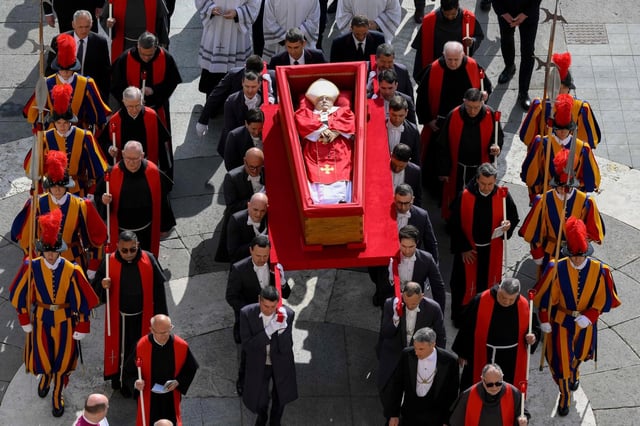Procesión con el féretro del papa Francisco.