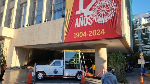 El papamóvil se exhibe en el Automóvil Club Argentino (ACA), ubicado en avenida Libertador 1850