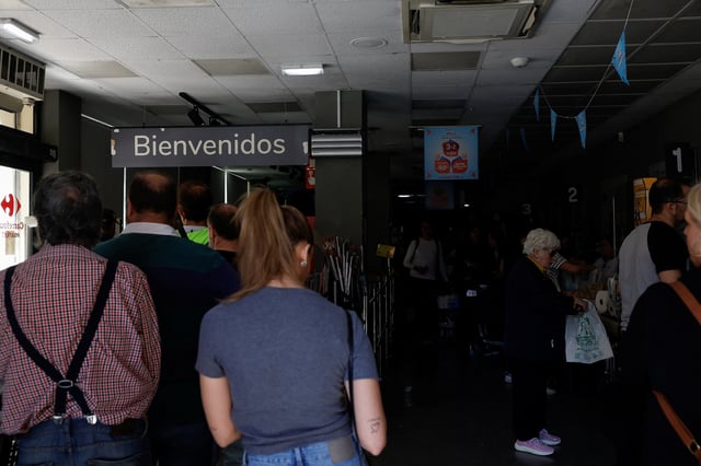 Les gens font leurs courses dans un supermarché, à Madrid, Espagne, le 28 avril 2025.
