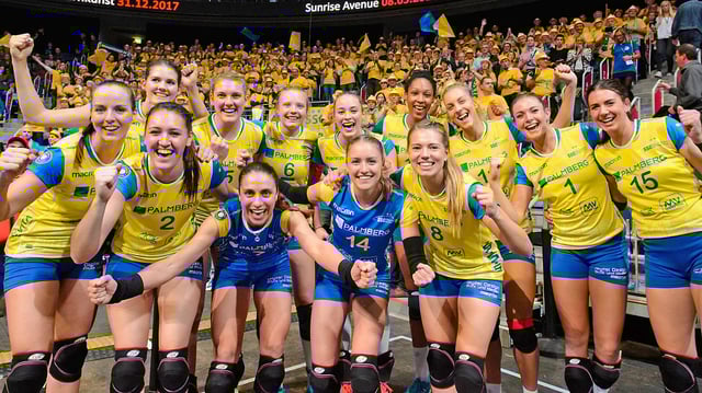 Die Volleyballerinnen des SSC Schwerin bejubeln den Gewinn der deutschen Meisterschaft 