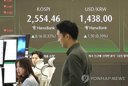Officials work at a dealing room of Hana Bank in Seoul on April 28, 2025. (Yonhap)