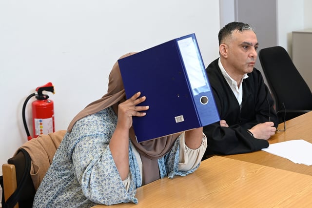 Die Angeklagte Ayan M. A. (27) beim Prozessauftakt im März mit ihrem Verteidiger Adnan Aykac beim Hamburger Amtsgericht. (Archivbild)