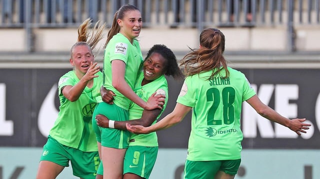 Jubel bei den Fußballerinnen des VfL Wolfsburg nach dem Siegtor von Jule Brand (2.v.l.) gegen die TSG Hoffenheim 